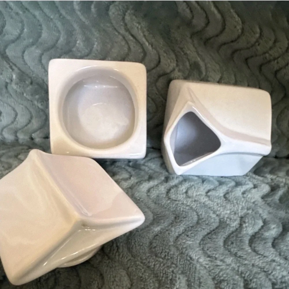 Crate&Barrel White Ceramic Creamer & Sugar Set with Lid, Glossy Finish